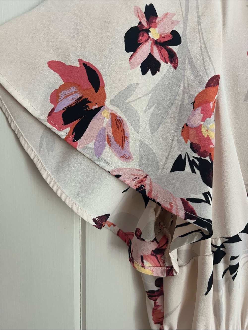 Torrid Cream Floral Peplum Blouse Flutter Sleeve, Size 2/2x - Picture 6 of 7